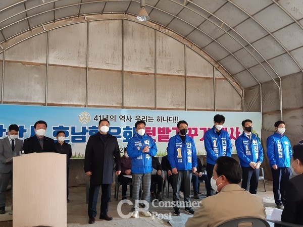 박형두 시의원예비후보(왼쪽셋번째)가 안산시 호남향우회 텃밭가꾸기 행사에 참석하여 지지를 호소하고있다 [사진=박형두 시의원예비후보 캠프]