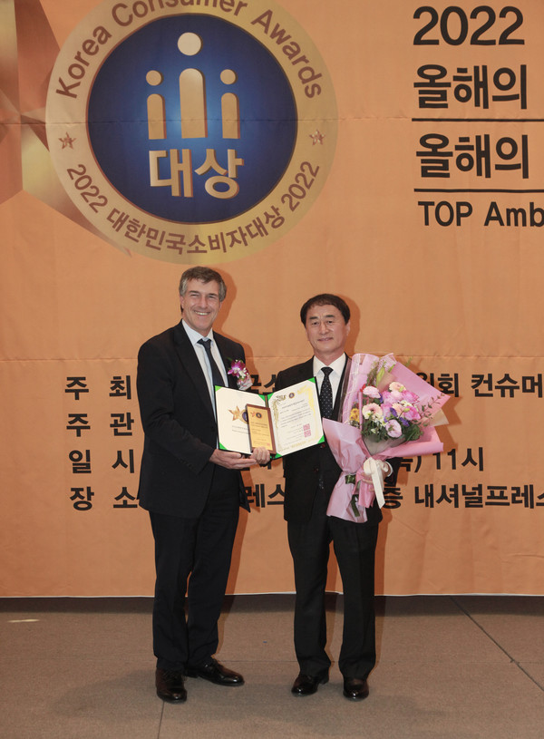 24일 한국프레스센터에서 개최된 2022대한민국소비자대상에서 (주)한빛나노의료기 남한우 대표이사 회장(오른쪽)가 올해의 최고제품부문 수상을 하고 ‘아키바 토르(Akiva J. TOR)’ 주한 이스라엘 대사와 기념촬영을 하고 있다.