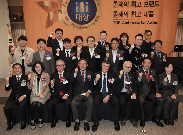 24일 한국프레스센터에서 개최된 2022대한민국소비자대상 수상자 및 내외빈이 단체사진 촬영에 임하고 있다.