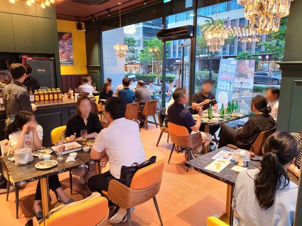 송파구 법조타운에 오픈한 BBQ 프리미엄 카페 매장에서 퇴근한 직장인들이 BBQ 제품을 즐기고 있다. (사진제공=제너시스BBQ)