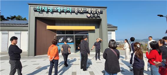 ‘순천시 신재생 에너지 홍보 체험관’ 앞에서 박병열 강사의 설명