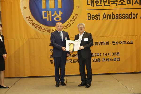 메디카코리아(오른쪽)가 22일(목) 서울 중구 태평로 한국프레스센터에서 열린 '2024대한민국소비자대상' 시상식에서 6년연속 소비자친화브랜드부문 대상을 수상했다. (사진=컨슈머포스트DB)