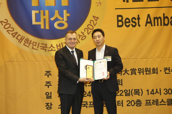 (주)취영루 신정호 대표(오른쪽)가 22일(목) 서울 중구 태평로 한국프레스센터에서 열린 '2024대한민국소비자대상' 시상식에서 6년연속 소비자친화브랜드부문 대상을 수상했다. (사진=컨슈머포스트DB)