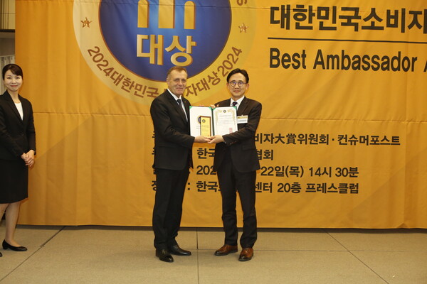 (주)굿이어코리아(오른쪽)가 22일(목) 서울 중구 태평로 한국프레스센터에서 열린 '2024대한민국소비자대상' 시상식에서 2년연속 소비자친화브랜드부문 대상을 수상했다. (사진=컨슈머포스트DB)