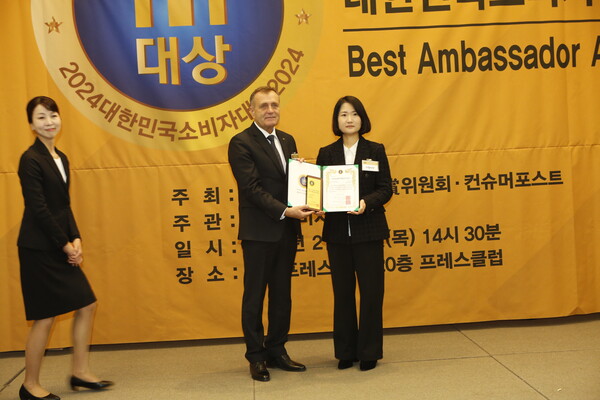 (주)참이맛 문정미 대표(오른쪽)가 22일(목) 서울 중구 태평로 한국프레스센터에서 열린 '2024대한민국소비자대상' 시상식에서 소비자친화브랜드부문 대상을 수상했다. (사진=컨슈머포스트DB)